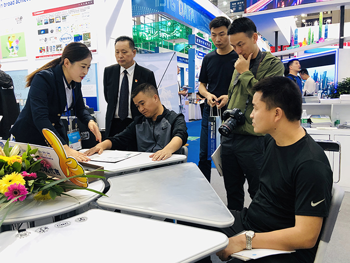 博仕有成課桌椅在第二十一屆中國國際高新技術成果交易會完美亮相